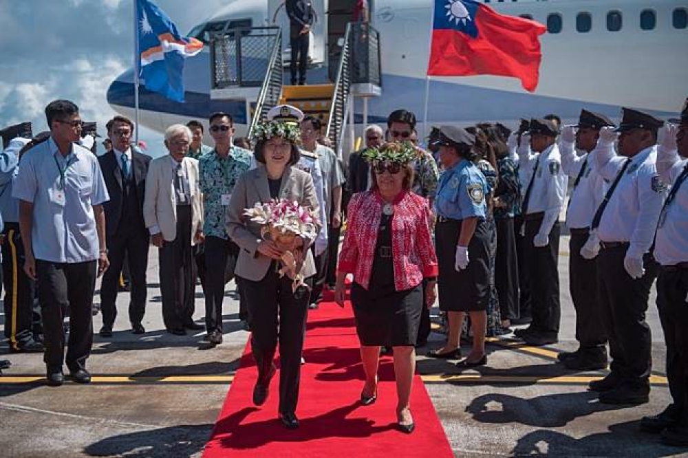 總統蔡英文自28日起展開「永續南島、攜手共好」太平洋友邦之旅，30日拜訪太平洋友邦馬紹爾群島，馬紹爾總統海妮親自接風，兩位女總統於機場相見歡。（總統府提供）