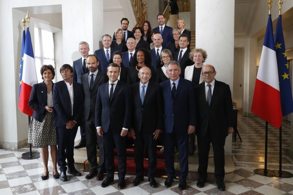 法國總統馬卡洪與他的新任內閣全體成員，前排三為總理菲利普。（湯森路透）