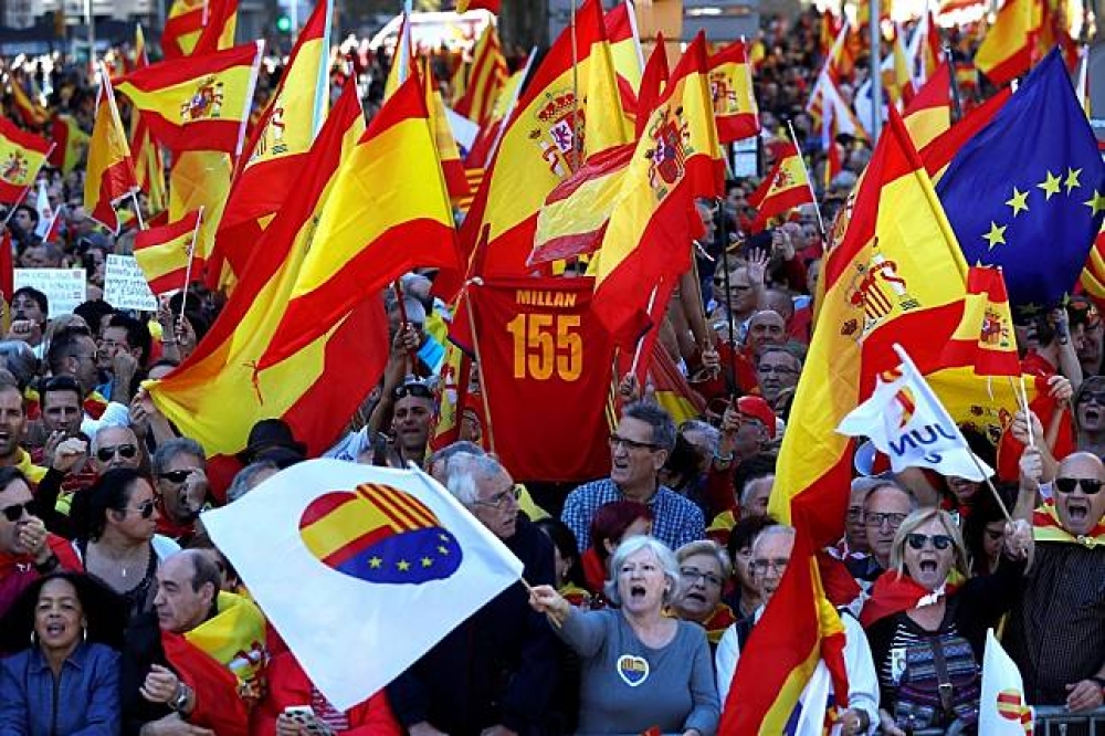 支持西班牙統一的民眾29日上街示威。（湯森路透）