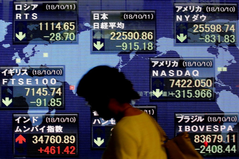 美股暴跌，日本股市25日一度下殺超過700點。（湯森路透）