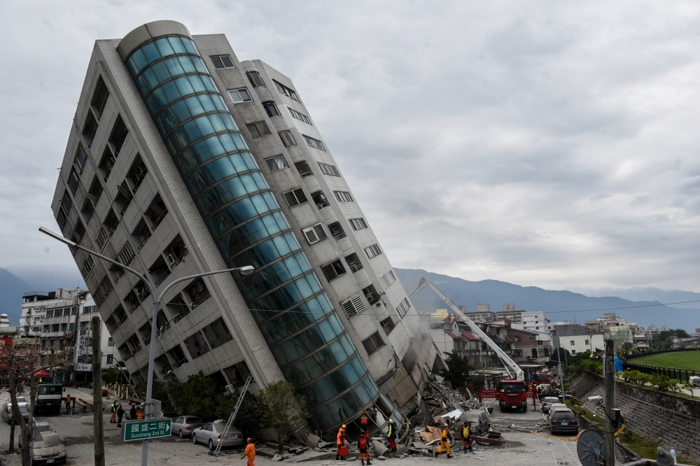 花蓮大地震倒塌的雲門翠堤大樓。（攝影：葉信菉）