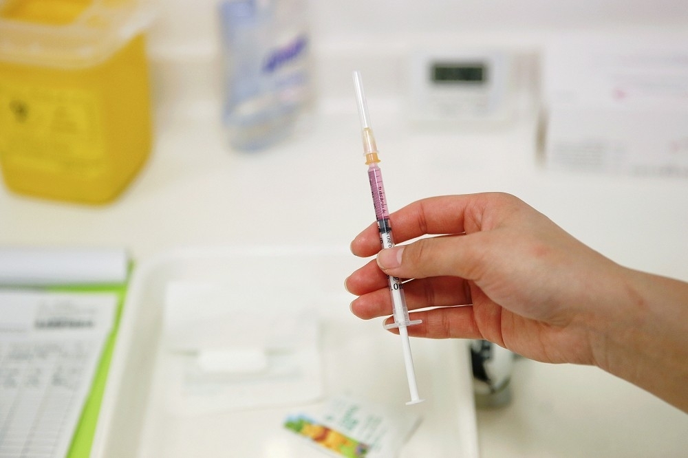 台中市衛生局調查問題疫苗，共計有6萬劑，並立即將疫苗就地封存在各醫療院所，目前正統計多少人接種同批號疫苗。圖為示意圖。（湯森路透）