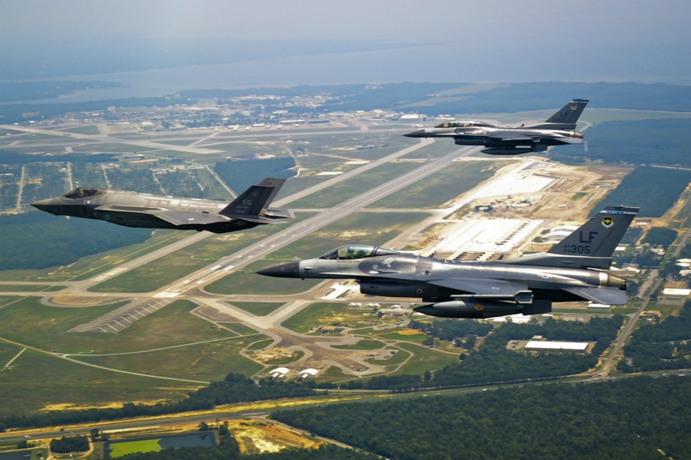 美軍最新型的F-35匿蹤戰機與F-16戰機併飛。（圖片取自美國空軍）