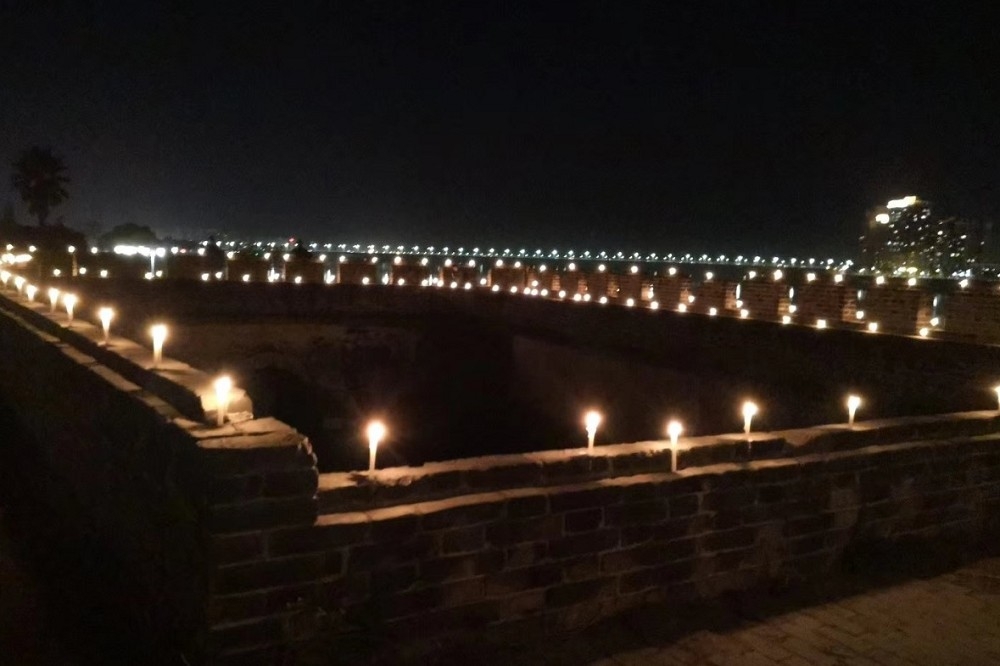 中國湖北省襄陽城30日晚間點起蠟燭，追憶金庸。（取自網路）
