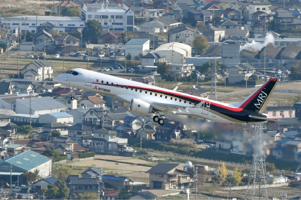 日本三菱重工研發生產、首架自產的噴射客機MRJ。（湯森路透）