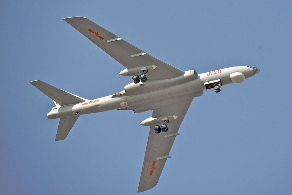中國解放軍「轟-6K」戰略轟炸機多次飛越台灣海峽，國防部表示，國軍已有應對作為。（圖片取自維基百科）