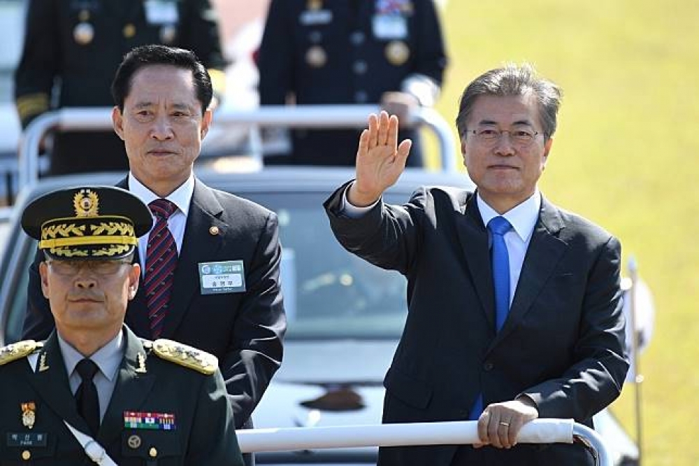 南韓總統文在寅（右）與國防部長宋永武（左）。（湯森路透）