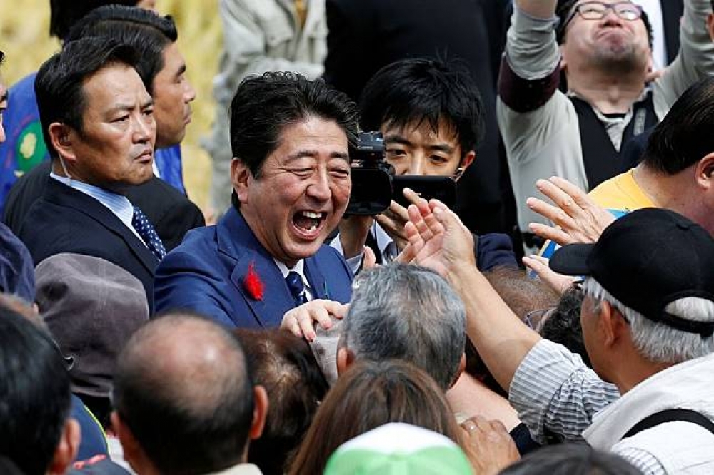 日本選戰近期在野黨捉對廝殺，出現了安倍所期望的三極選舉，讓他暫可隔山觀虎鬥。（湯森路透）