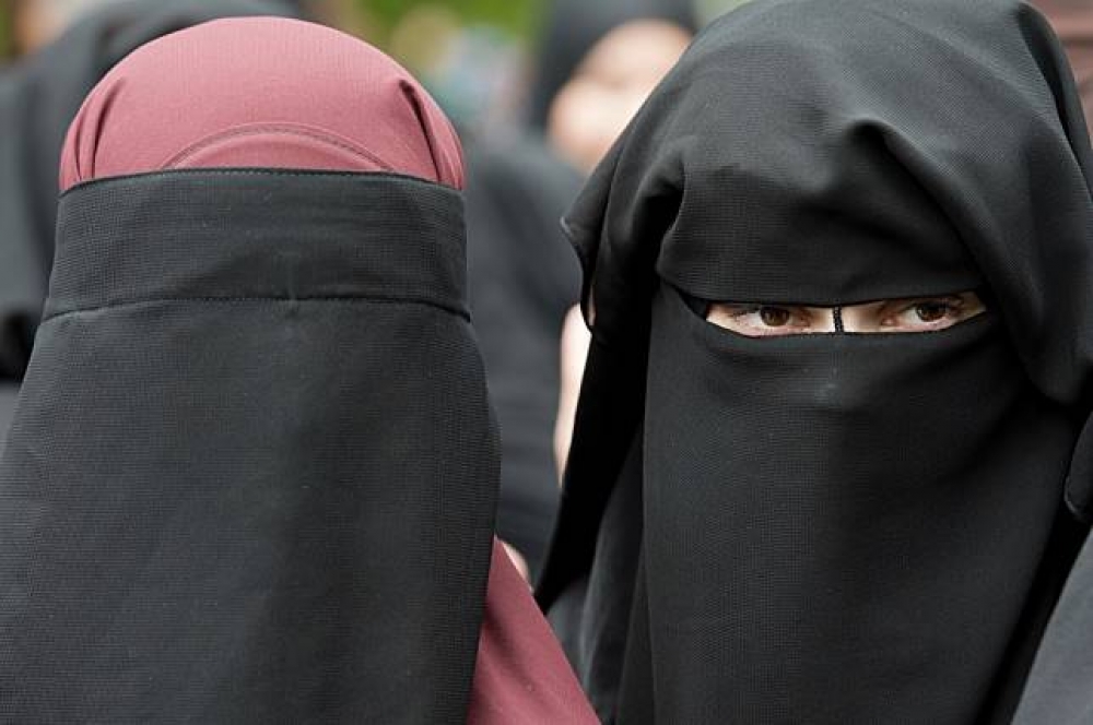 魁北克省議會18日通過宗教中立法，禁止人民從事公職或接受公共服務時配戴面罩。（美聯社）