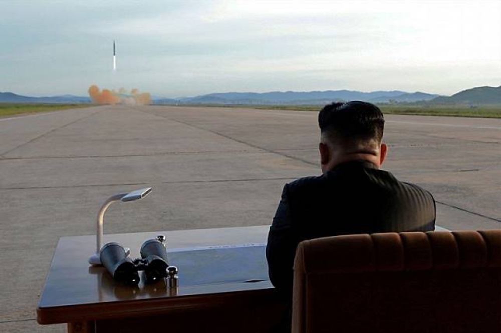 北韓領導人金正恩9月指揮「火星-12」彈道飛彈發射。（湯森路透）