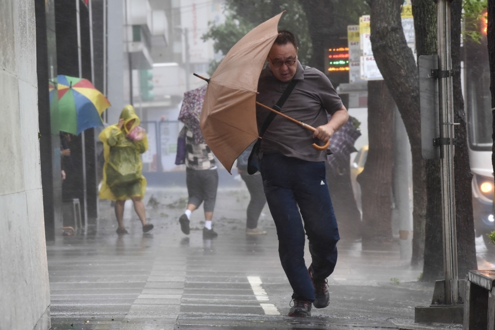 「蘭恩」18日凌晨2點增強為中度颱風，而氣象局同時也針對基隆市、台北市及新北市發布大雨特報，提醒民眾注意。（資料照片／葉信菉攝）