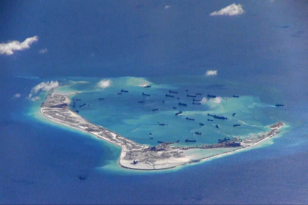 美軍空拍中國積極軍事化美濟礁 （Mischief Reef）。 （湯森路透）