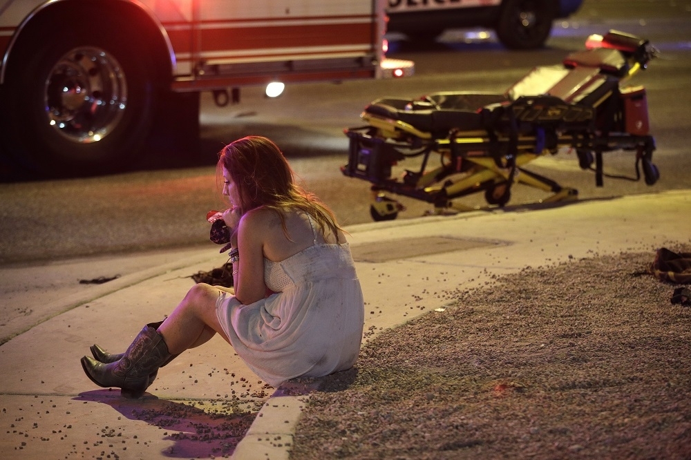 一名女性在拉斯維加斯槍擊現場外。（美聯社）