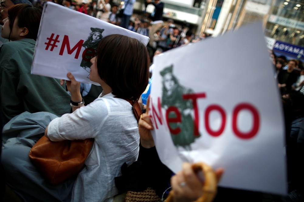 響應聯合國活動，人們撐起紅傘紀念遭受性侵暴力的女性。（湯森路透）