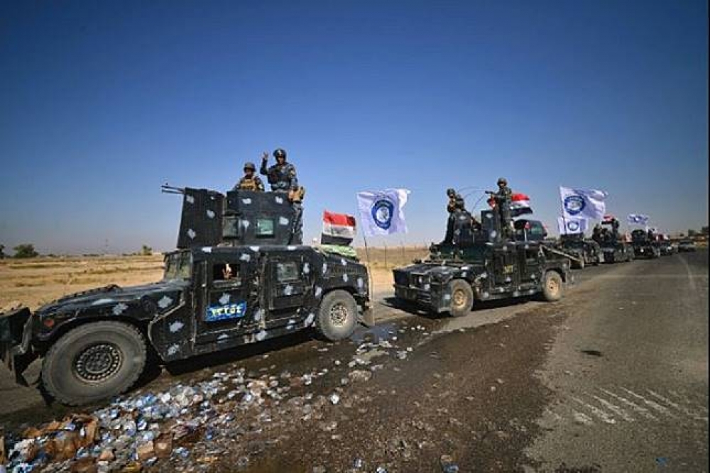 伊拉克政府軍開坦克進入基爾庫克。（湯森路透）