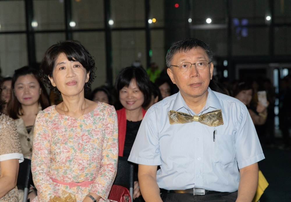 妻子陳佩琪的「功高震主說」引起人本教育基金會批評，台北市長柯文哲僅表示：「笑笑就好。」（台北市政府提供）