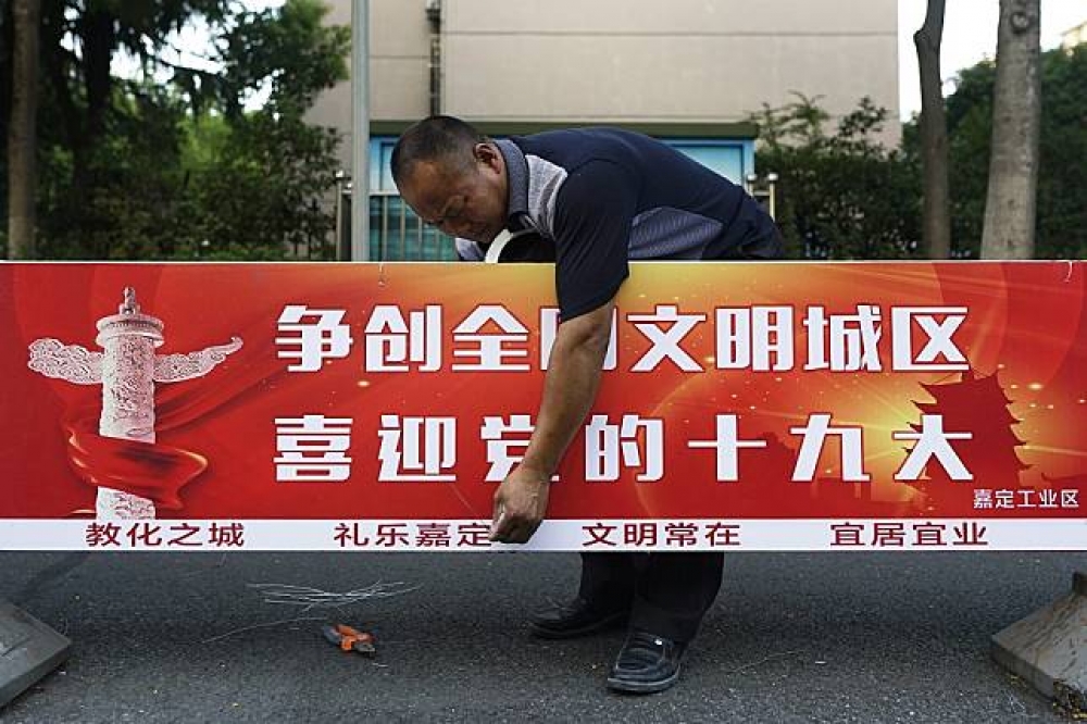 十九大議程開始，中國與香港股市持續維穩，股民可以安心。（湯森路透）