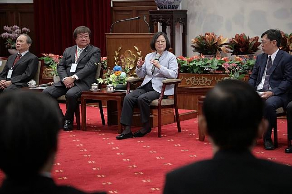 蔡英文總統17日接見中華民國醫師公會全國聯合會時，主動感謝台灣醫師會成員的努力。（總統府提供）