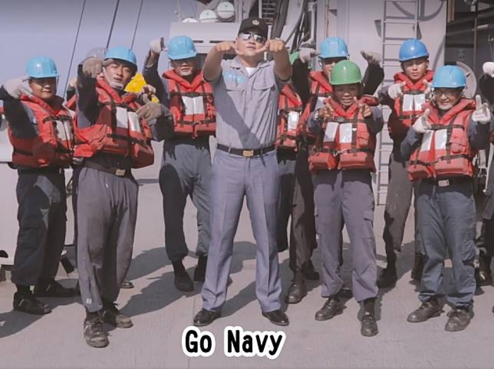 海軍司令部以一首海軍官兵自行創作的Rap歌曲「The Naval Rap」歡慶國慶日。（影片取自「中華民國海軍」臉書專頁）