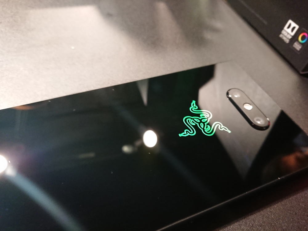 Razer Phone 2還有防水功能，可以邊洗澡邊看影片了ヽ(●´∀`●)ﾉ（攝影：Hana）