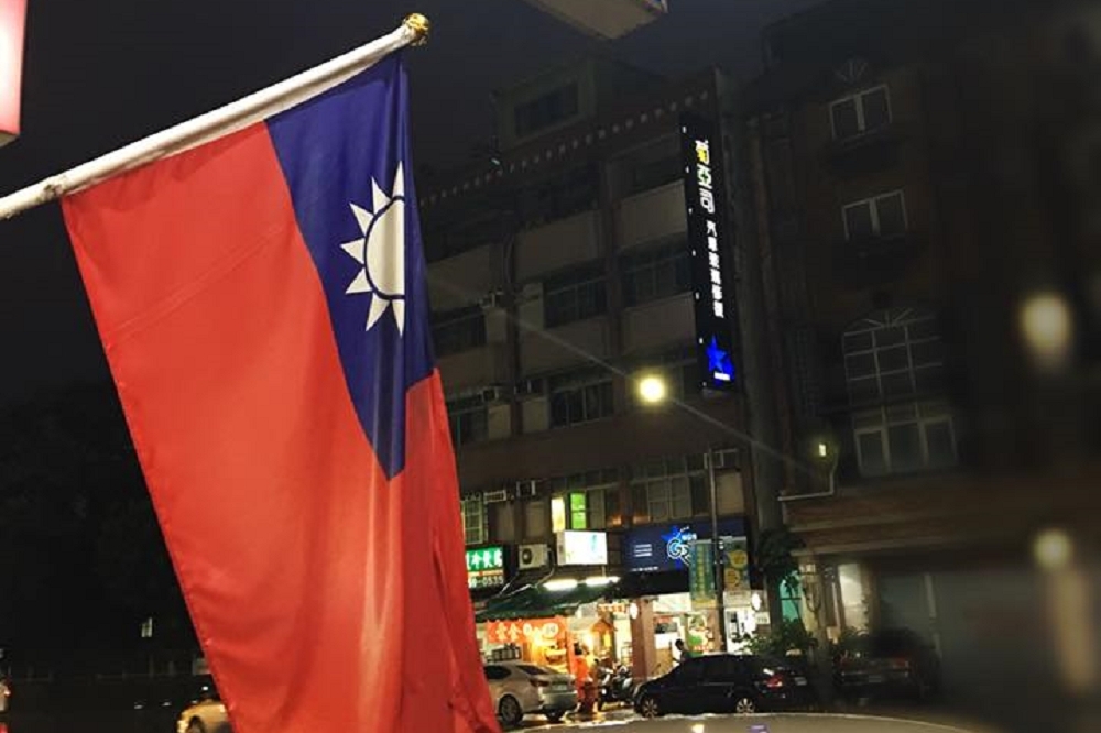 作者認為，廢省不但達不到台獨的目的，反弄巧成拙地虛級化台灣的主體性，而實體化了虛無縹緲的中華民國。（圖片國旗女孩臉書）