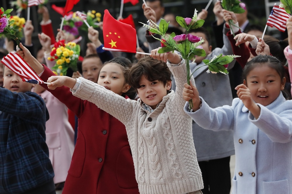 中國2016年實施了全面二孩政策，但仍無法有效提高生育率。圖為11月初兒童歡迎美國總統訪問北京。（中新社）