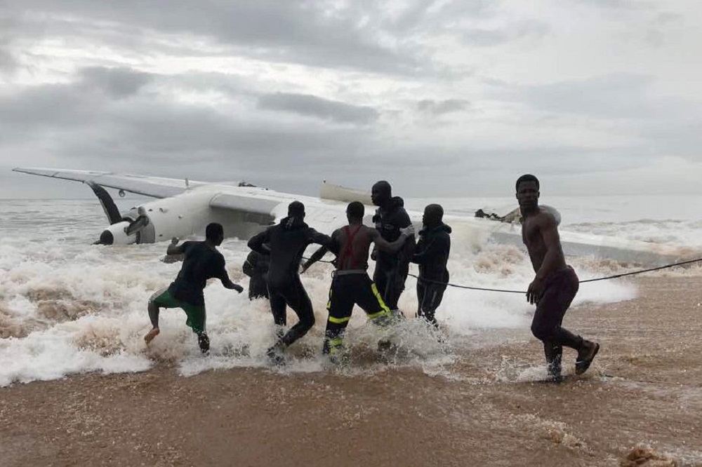 一架安托諾夫運輸機14日在象牙海岸機場附近墜海。（湯森路透）