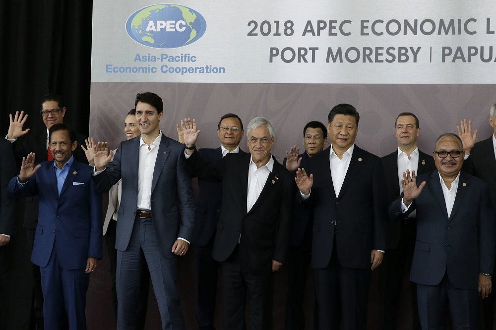 中國國家主席習近平（前排右二）結束APEC會議後，20日前往菲律賓進行國事訪問。（美聯社）