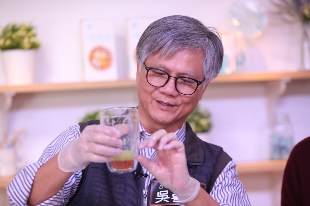 台北市長候選人吳蕚洋19日示範他自己的蜂蜜檸檬作法。（攝影：張哲偉）
