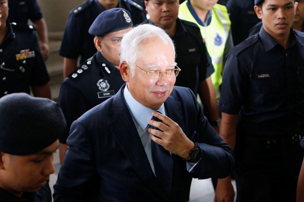 馬來西亞反腐污委員會重新調查納吉（中）2002年法國潛艦採購醜聞，圖為2018年10月4日納吉出庭資料照片。（湯森路透）