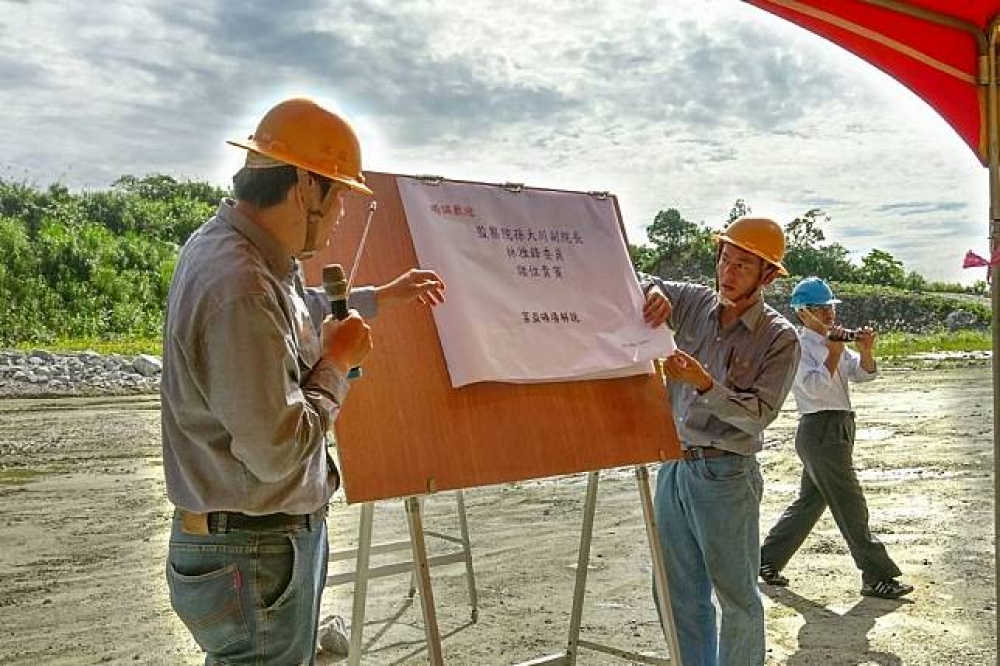 針對亞泥礦權展限案遭糾正一事，花蓮縣政府表示，是因考量秀林鄉居民工作就業機會才核准。圖為監察院2017年7月18日會勘亞泥礦區照片。（花蓮縣政府提供）