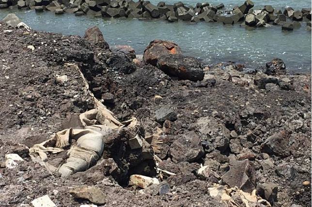 「最毒海岸線」新豐海岸廢棄物真面目確定為集塵灰，戴奧辛檢測值高達2750到4470皮克。（圖片取自姜政焜臉書）