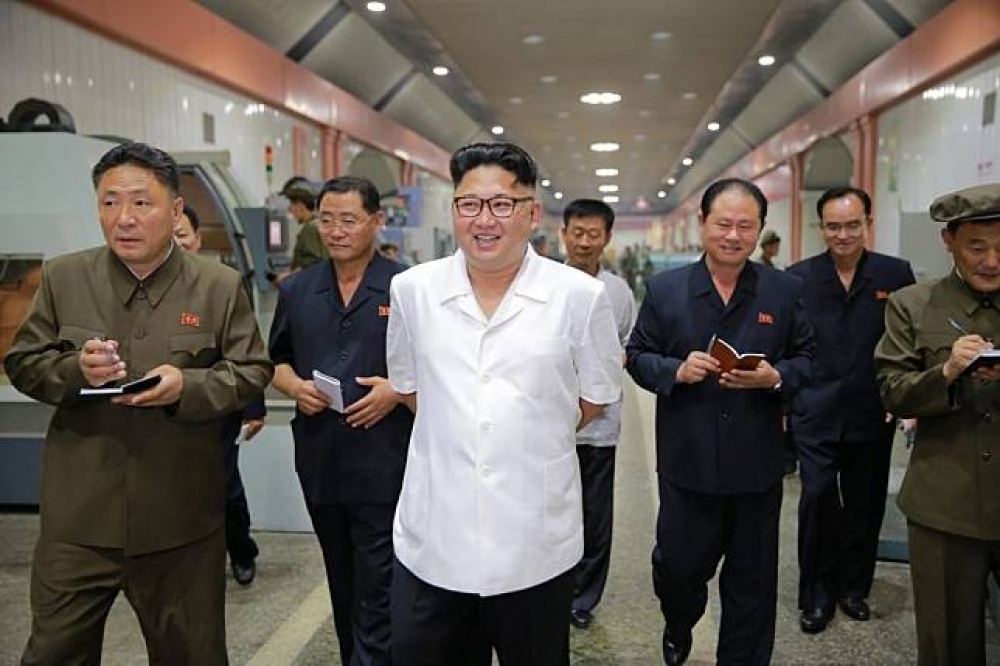 北韓領導人金正恩訪視機械工廠。（湯森路透）