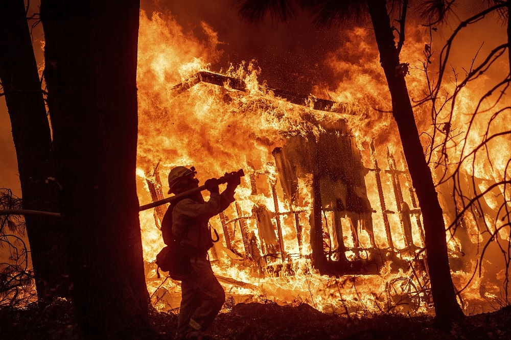 氣候變遷將導致美國發生更多災難，近期加州野火事件已經造成多人死亡。（美聯社）