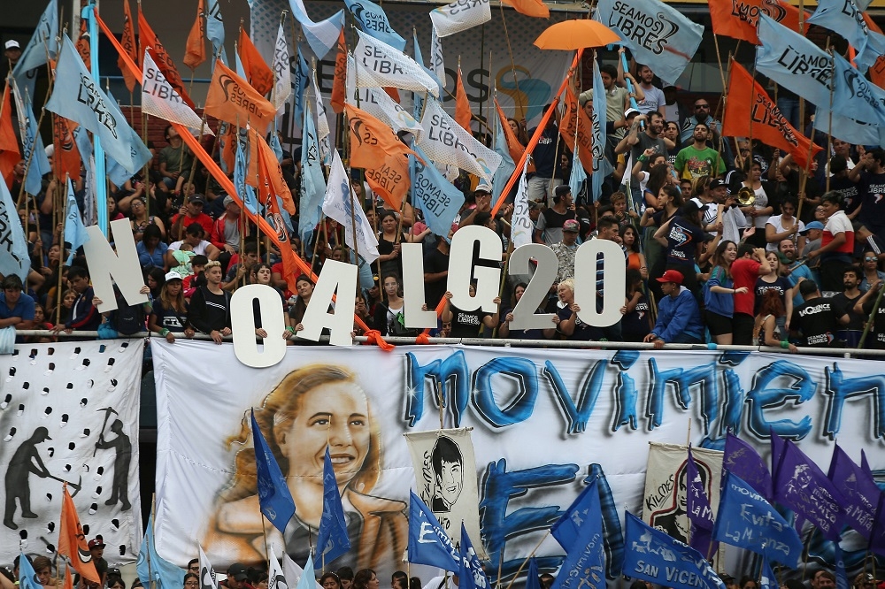 阿根廷布宜諾斯艾利斯30日迎G20高峰會，但高舉反資本主義的民眾已先集結抗議。（湯森路透）