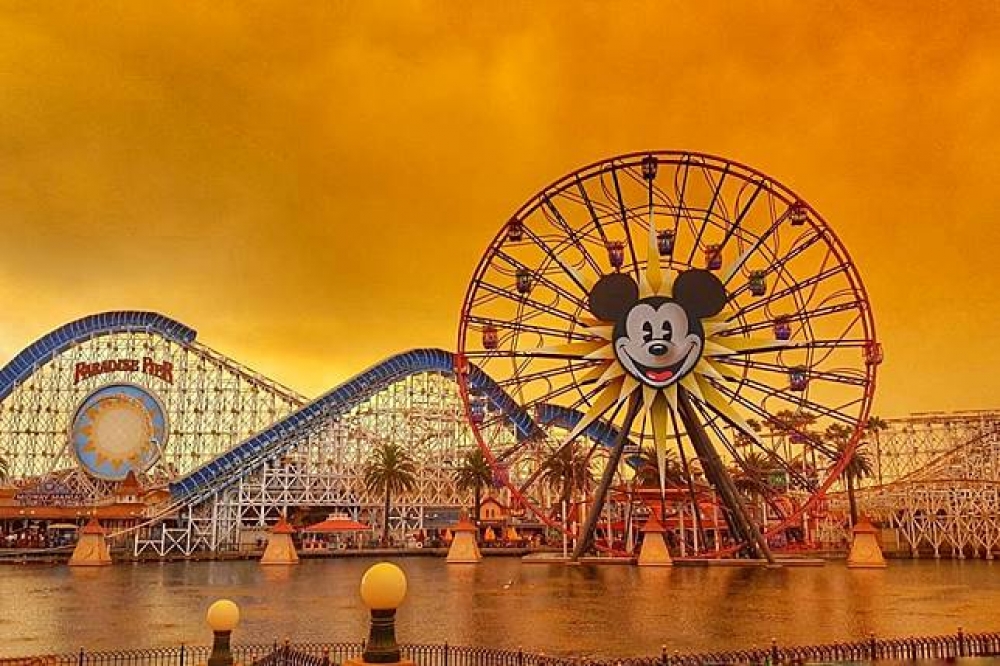 加州大火燒不完，加州迪士尼樂園天空都變成土黃色。（湯森路透）