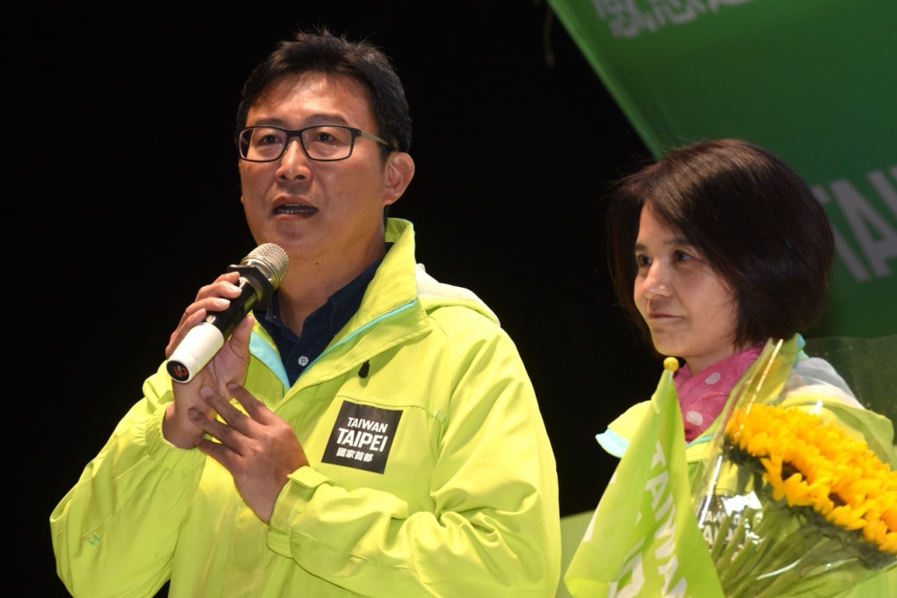 民進黨台北市長候選人姚文智30日晚間，於杭州北路舉辦「感恩之夜」活動，以音樂晚會的形式來答謝答謝支持他的朋友。（攝影：鄭宇騏）