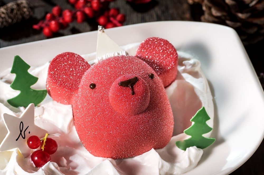 agnès b. CAFÉ 推出的超卡哇伊「聖誕限定小熊蛋糕」以及「聖誕限定的咖啡拿鐵」（圖片來源：agnès b. CAFÉ）