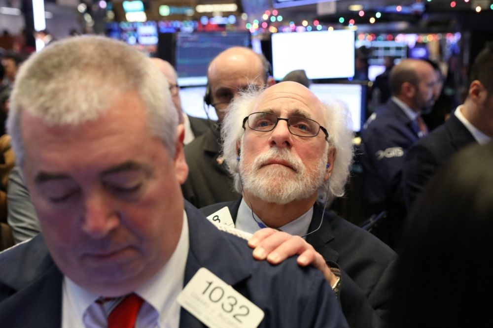 美國股市營業員6日緊盯著螢幕神情。（湯森路透）