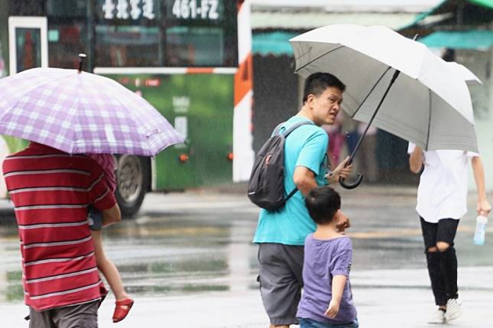 東北季風增強影響，有瞬間大雨及強風，提醒民眾注意自身安全。（資料照片）