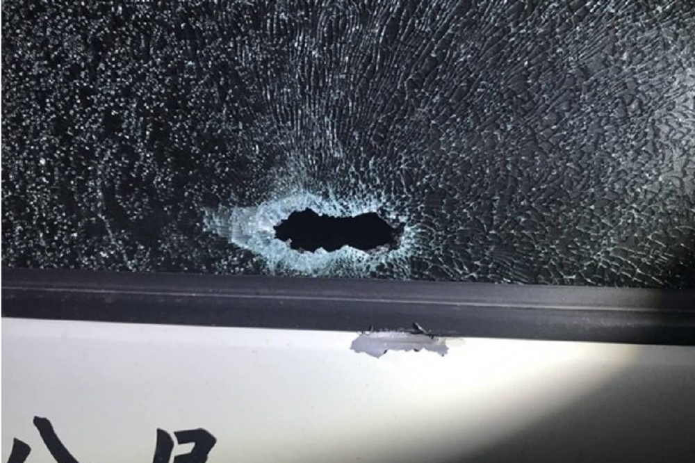 警車車窗遭槍擊，玻璃碎裂。（台南市警察局提供）