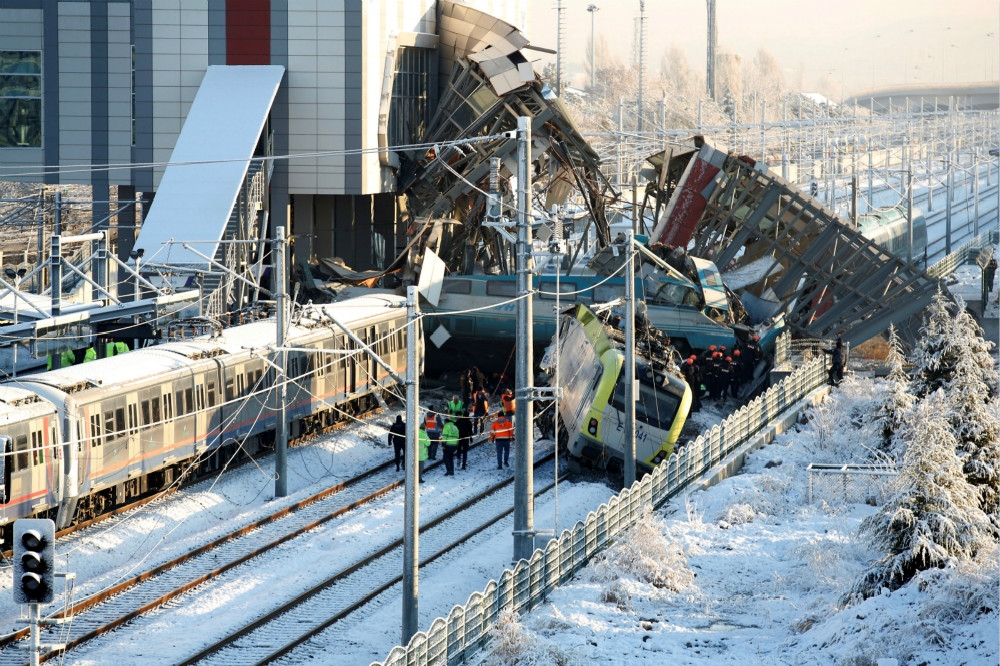 土耳其首都安卡拉車站13日發生快速列車高速衝撞月台，造成7死的嚴重事故。（湯森路透）