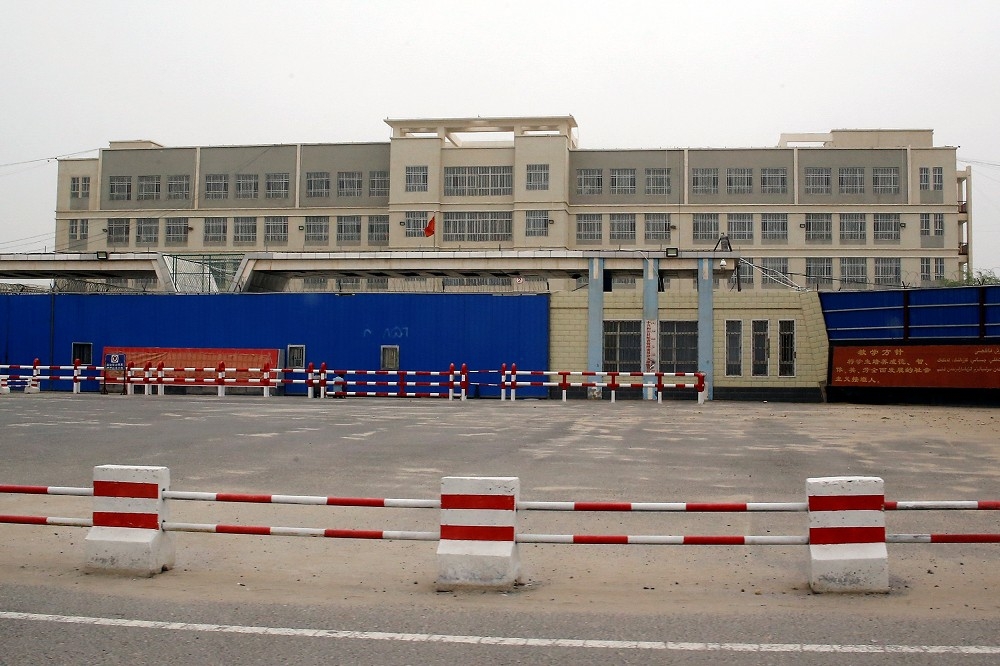 中國新疆和闐市的「職業教育所」外觀。（湯森路透）