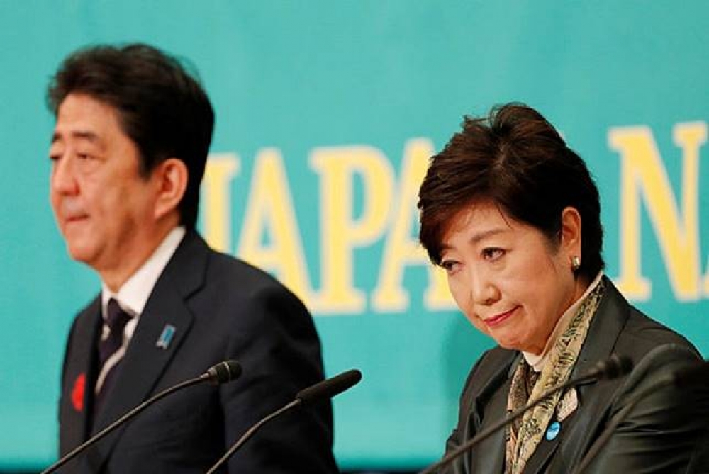 日本政黨領導人辯論大會8日登場，希望之黨黨魁小池百合子（右）承諾，政黨路線將走「中庸之道」。（湯森路透）