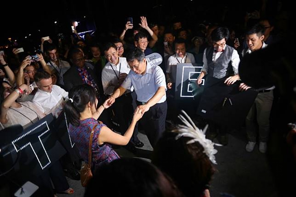 台北市長柯文哲7日出席「白晝之夜」活動，遇上文資團體抗議，爆發推擠衝突。（攝影：陳品佑）