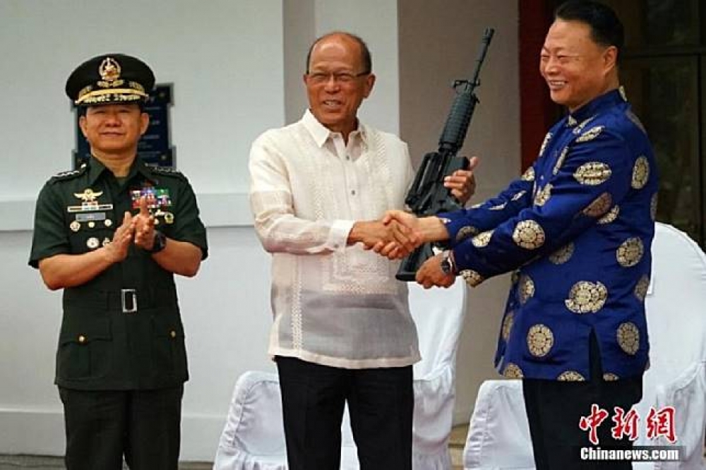 菲律賓5日在馬尼拉接受中國武器捐助的儀式上，誤用台灣國防部徽章，引來網友熱議。（圖片取自中新社）