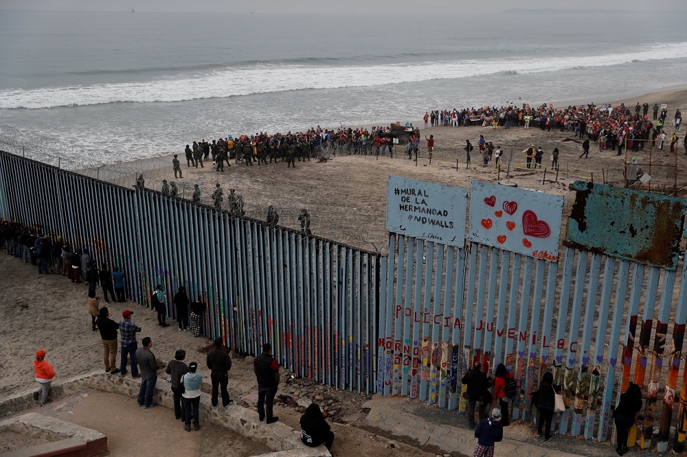 美墨邊境湧入大量移民尋求庇護，川普要求國會通過50億美元的預算，要築一道邊境牆。（湯森路透）