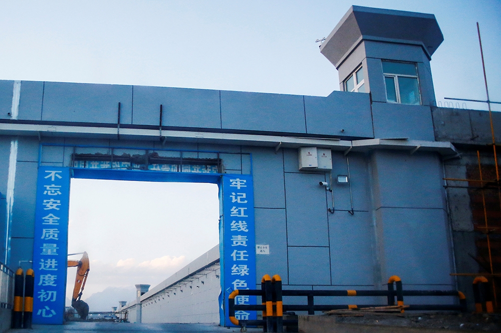 中國當局在新疆興建大量「再教育」營拘禁維吾爾族人推行「中國化」。（湯森路透）