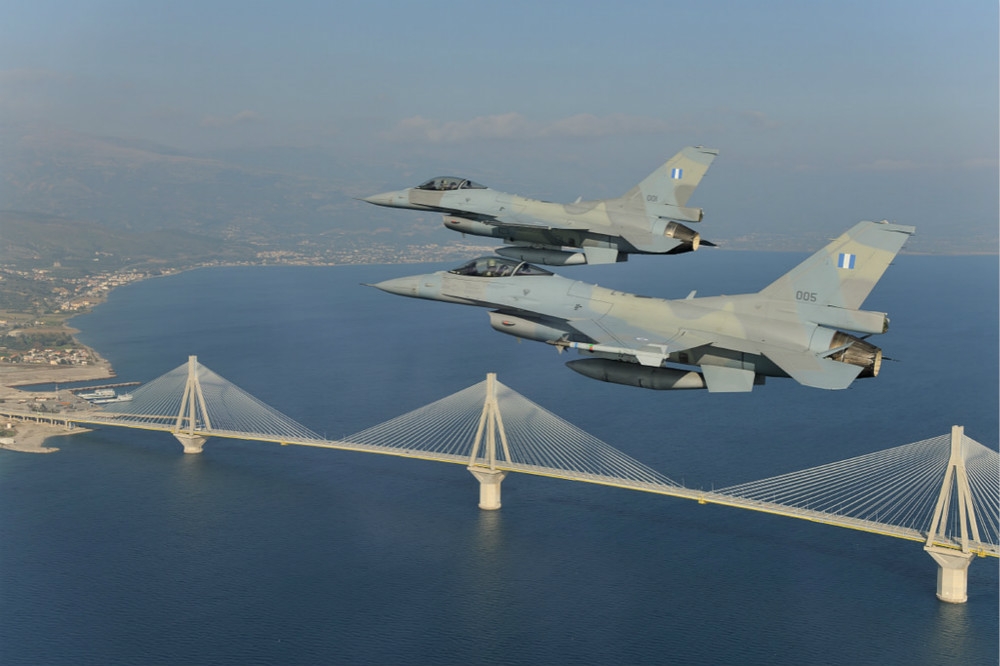 兩架進行飛行任務希臘現役F-16戰機。（圖片取自希臘空軍）