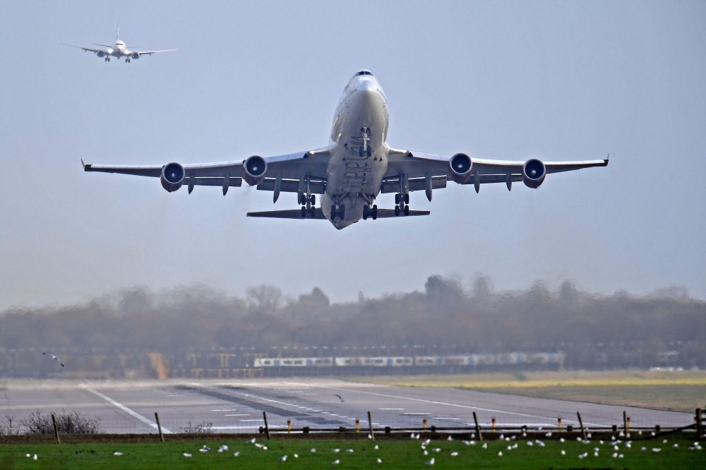 21日凌晨英國第二大機場「蓋威克機場」重啟。（湯森路透）